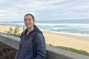 Studentessa di TecAustralia in un momento di relax sulla costa di fronte all'oceano