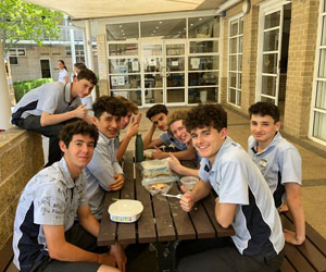 Gli studenti di un campus maschile in Australia durante un momento di intervallo dalle lezioni prima della fine del bimestre