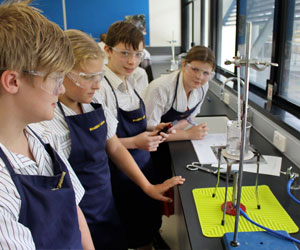 La studio della chimica nelle high schools in Australia prevede lavori di gruppo ed esperimenti pratici